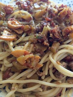 Una foto de Spaghetti con verduras y carne picada