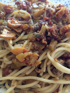 Una foto de Spaghetti con verduras y carne picada