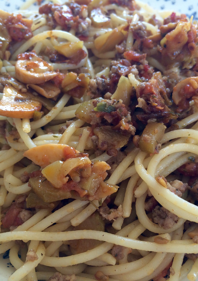 Una foto de Spaghetti con verduras y carne picada