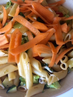 Una foto de Pasta con verduras y mozzarella