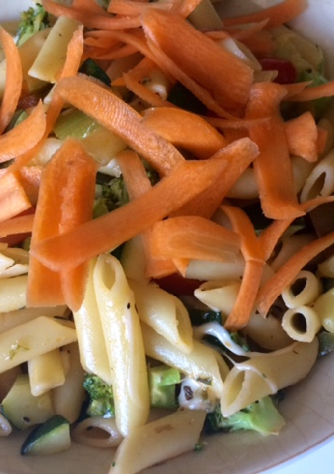 Una foto de Pasta con verduras y mozzarella