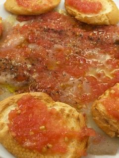 Una foto de Bacalao marinado con tomate