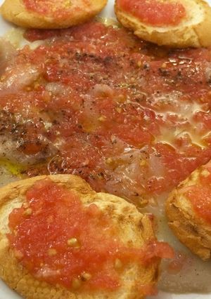 Una foto de Bacalao marinado con tomate