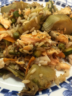 Una foto de Verduras con arroz y salmón