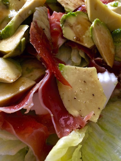 Una foto de Ensalada de jamón serrano y aguacate