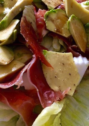 Una foto de Ensalada de jamón serrano y aguacate