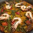Paella de langostinos y verduras