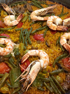 Una foto de Paella de langostinos y verduras