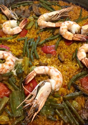 Una foto de Paella de langostinos y verduras