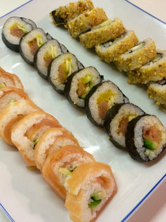 Una foto de Sushi (california roll y maki)