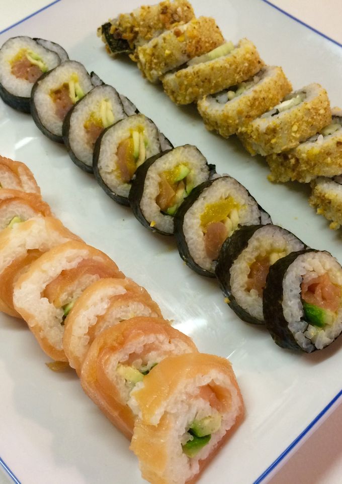 Una foto de Sushi (california roll y maki)