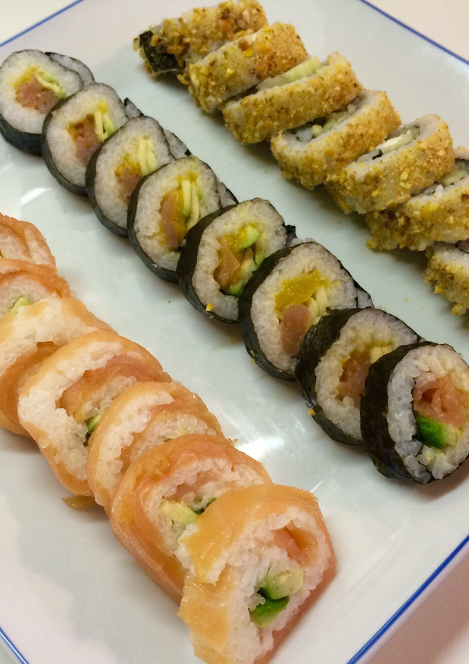 Una foto de Sushi (california roll y maki)