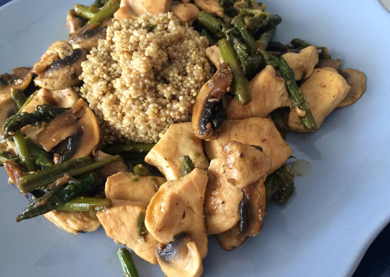 Salteado de pollo con verduras y quinoa