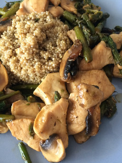 Una foto de Salteado de pollo con verduras y quinoa