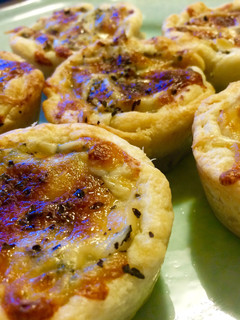 Una foto de Tartaletas de hojaldre con crema de brócoli y puerros