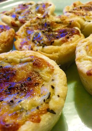 Una foto de Tartaletas de hojaldre con crema de brócoli y puerros