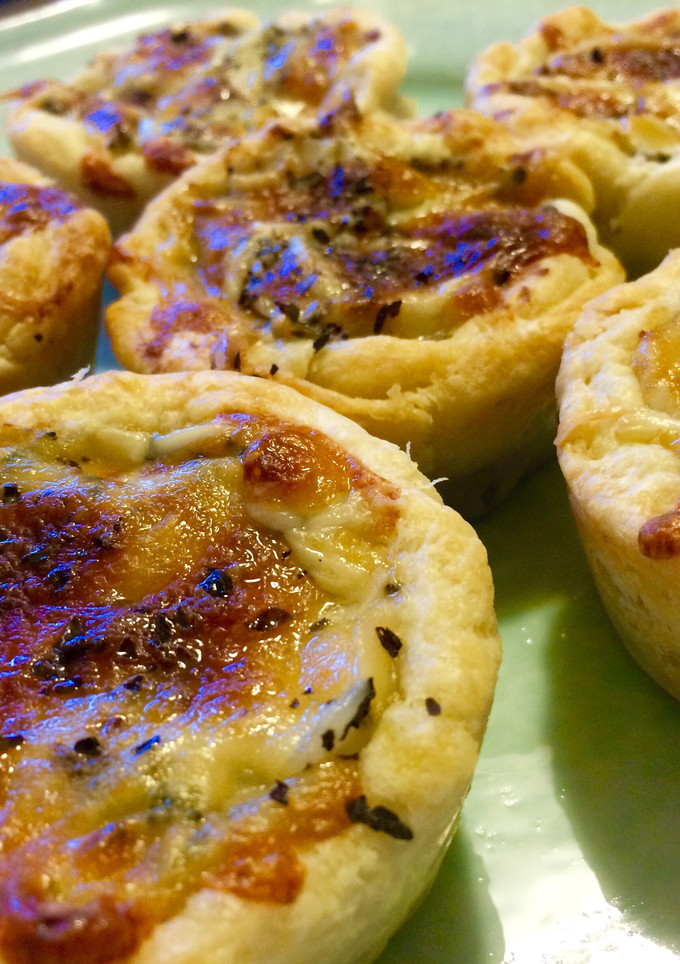 Una foto de Tartaletas de hojaldre con crema de brócoli y puerros