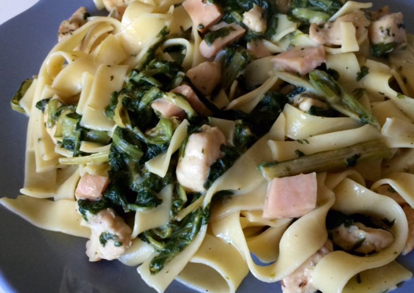 Tallarines con crema de acelgas y pollo