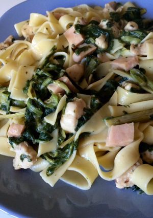 Una foto de Tallarines con crema de acelgas y pollo