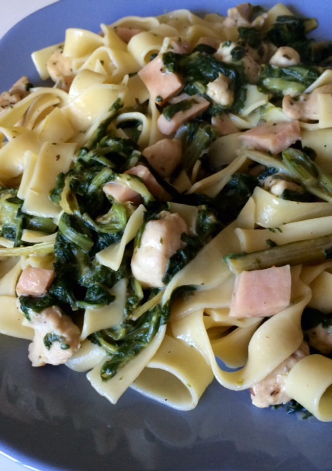 Una foto de Tallarines con crema de acelgas y pollo
