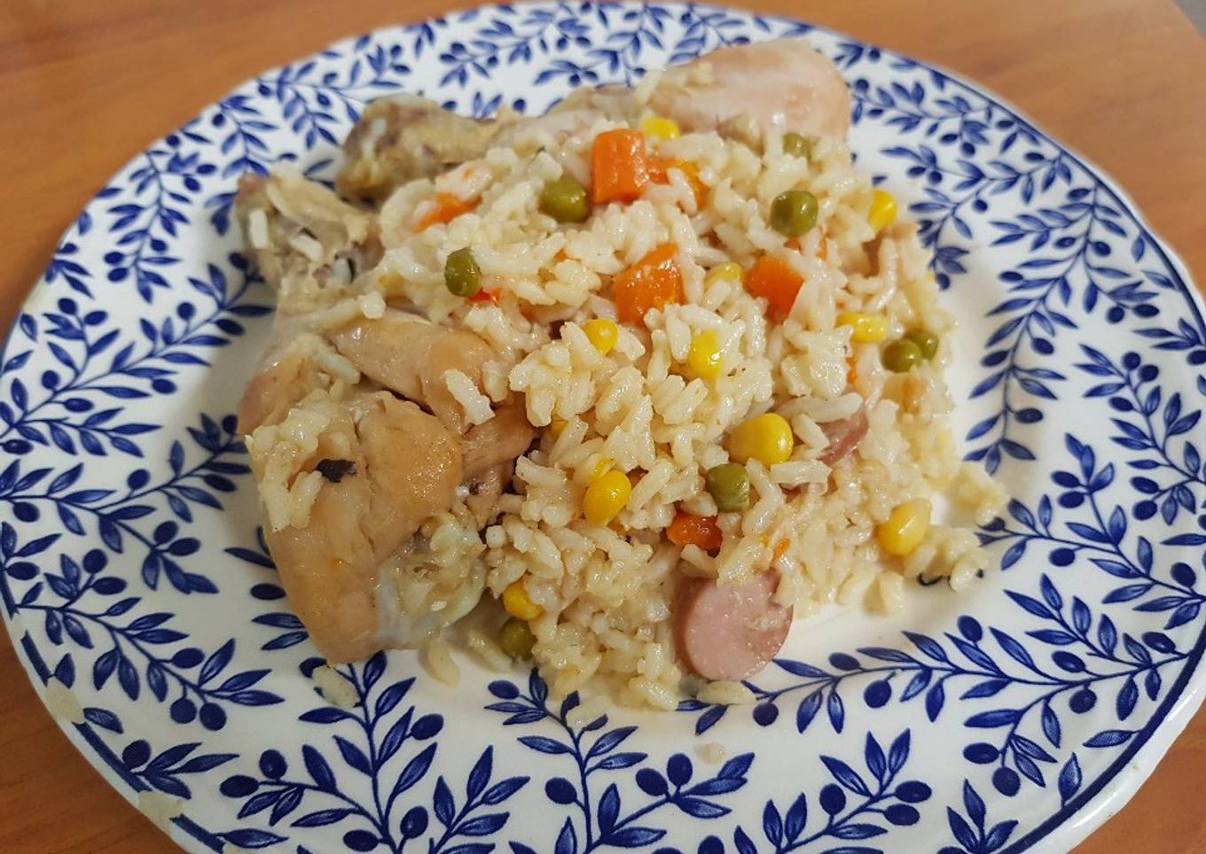 Arroz con pollo, zanahoria, maíz, guisantes y salchicha