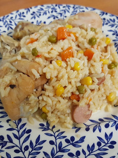 Una foto de Arroz con pollo, zanahoria, maíz, guisantes y salchicha