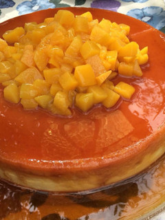 Una foto de Flan napolitano y conserva de duraznos