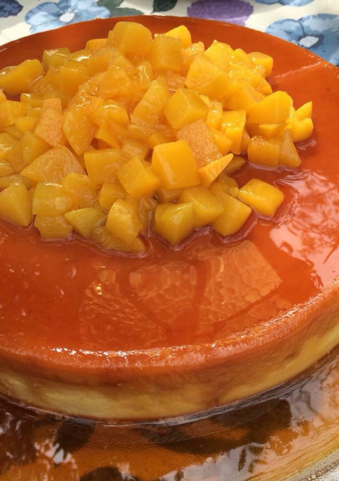 Una foto de Flan napolitano y conserva de duraznos