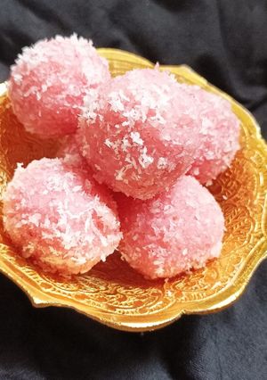 A picture of 3 ingredients Coconut laddu.