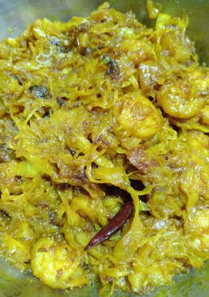 A picture of Prawn cabbage curry.