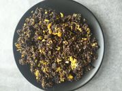 Una foto de revuelto de morcilla y huevo