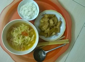 Hình của món Bắp cải xào cà chua và thịt kho.