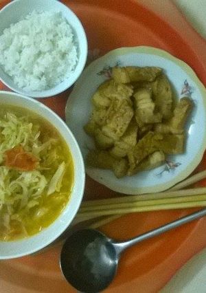 Hình của món Bắp cải xào cà chua và thịt kho.