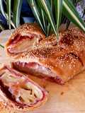Strudel salato con mele, speck e formaggio