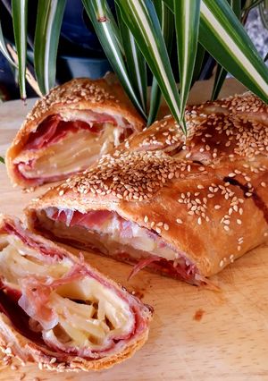 Foto di Strudel salato con mele, speck e formaggio