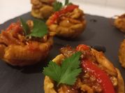 Una foto de tostones rellenos