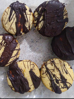 Una foto de Alfajores de maní y dulce de leche!😁😍