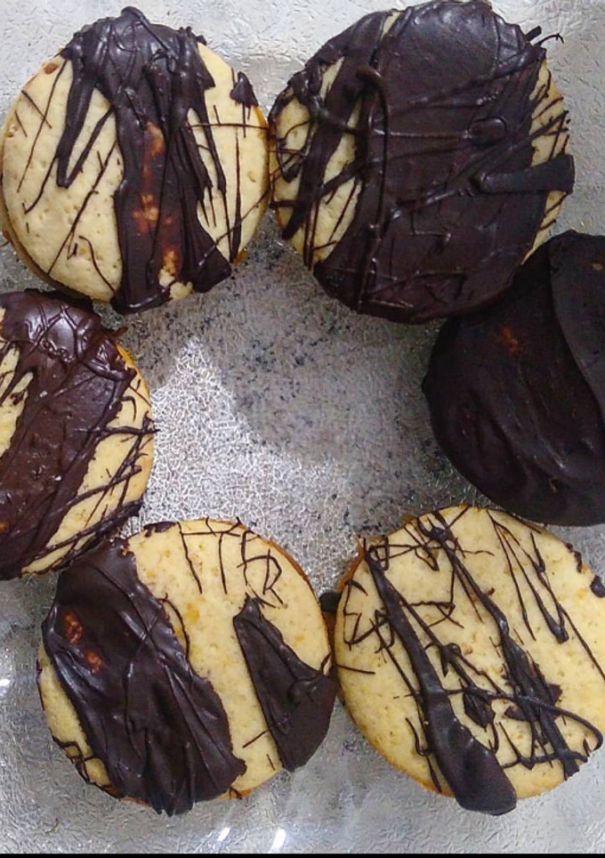 Una foto de Alfajores de maní y dulce de leche!😁😍