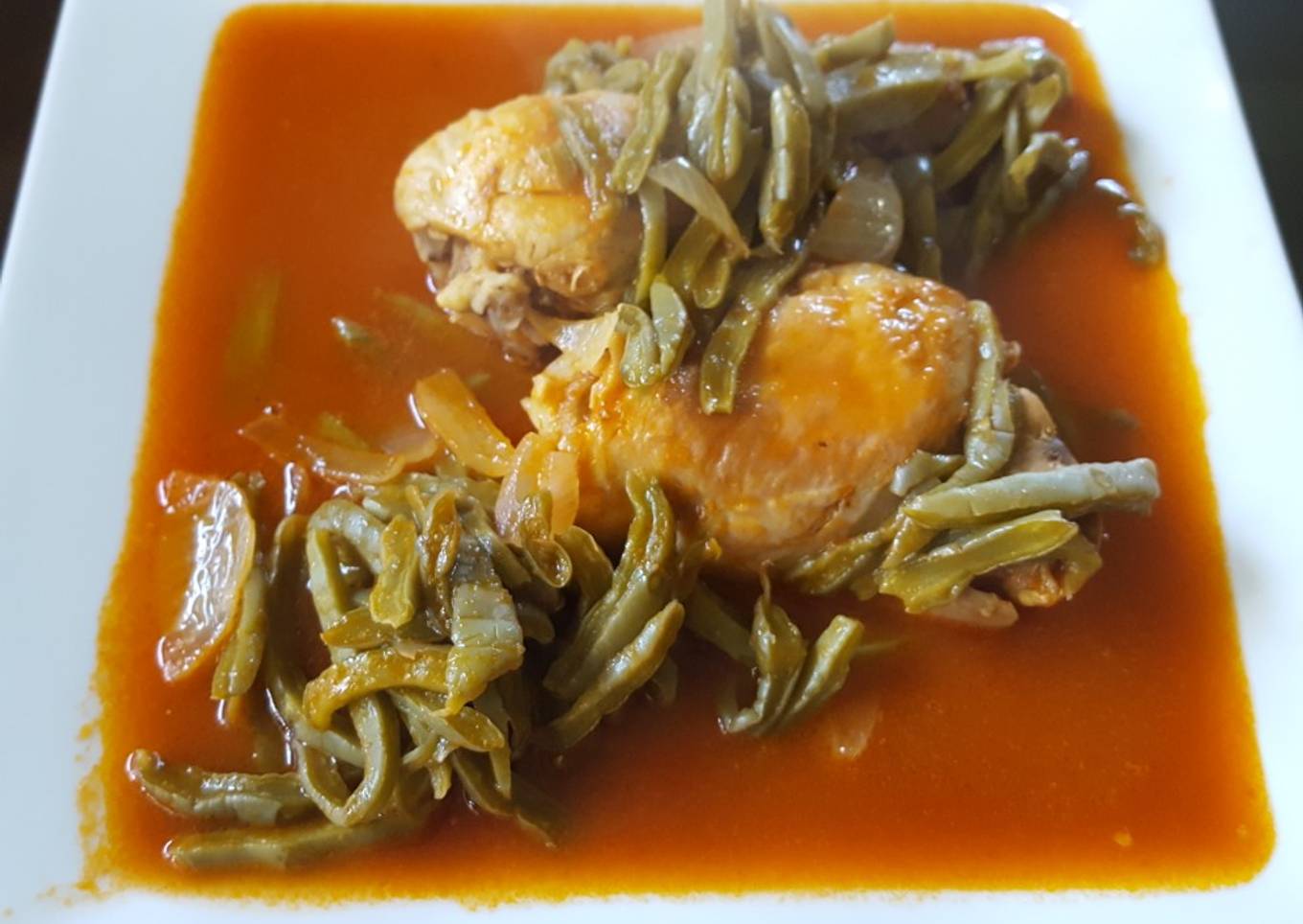 Pollo con nopales en salsa de guajillo