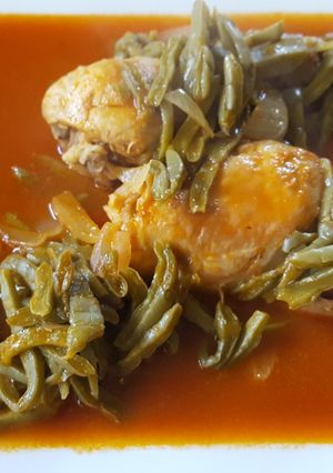 Una foto de Pollo con nopales en salsa de guajillo
