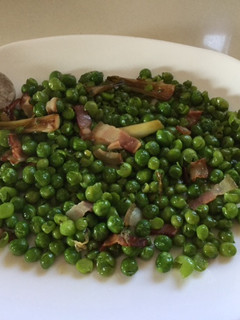 Una foto de Guisantes con ajetes y bacon