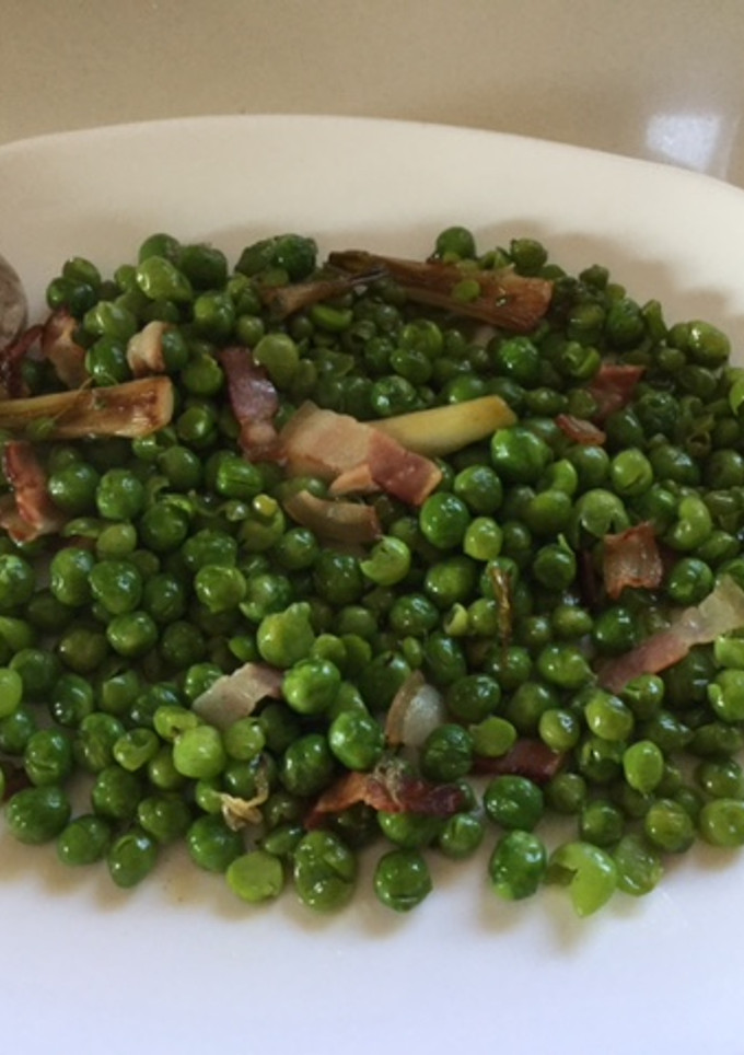 Una foto de Guisantes con ajetes y bacon