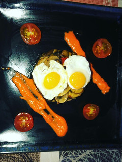 Una foto de Huevos de codorniz con timbal de verduras
