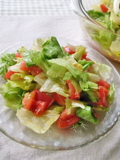 A picture of Delicatessen-Style Lettuce and Tomato Salad.