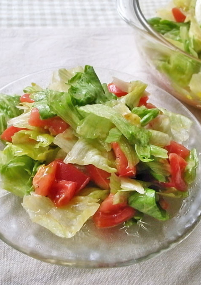A picture of Delicatessen-Style Lettuce and Tomato Salad.