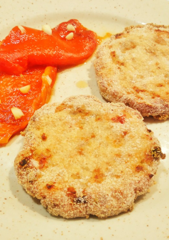 Una foto de Hamburguesas de merluza con pimientos asados en freidora de aire Cosori 5, 5 L