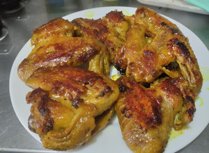 Una foto de Alitas de pollo en salsa de naranja agridulces🍊🍗🍯