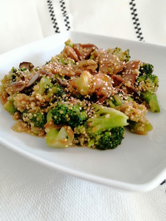 Una foto de Brócoli con setas y quinoa