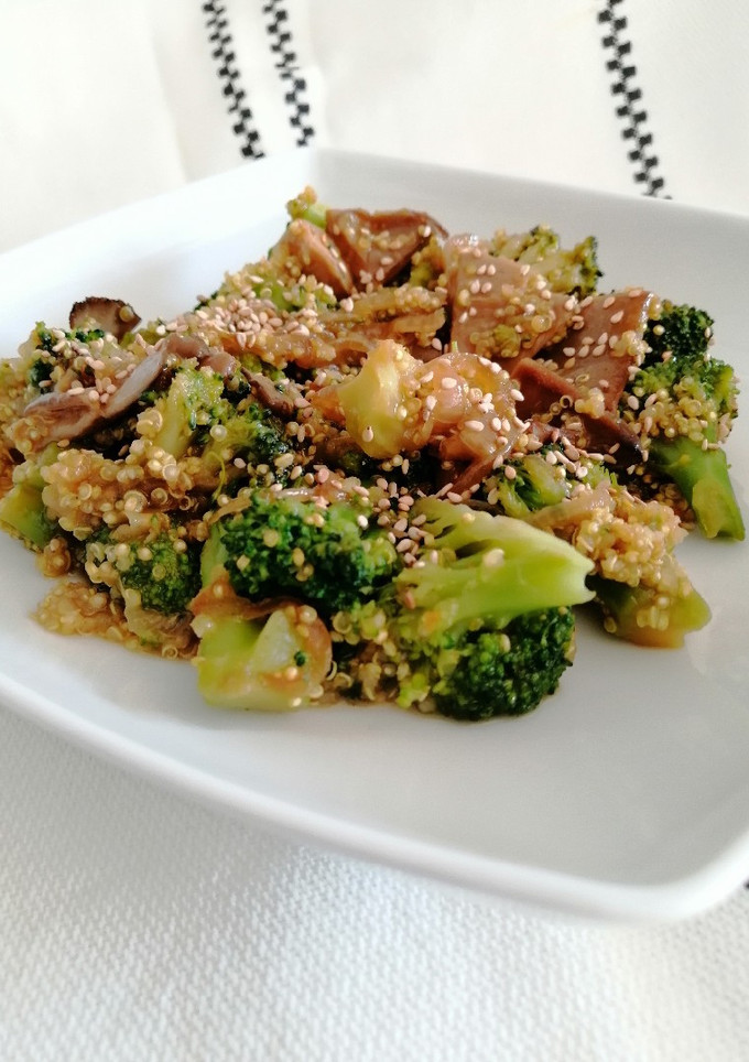 Una foto de Brócoli con setas y quinoa