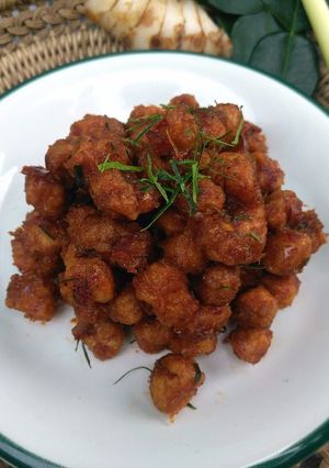 A picture of Sauteed Textured Soy Chunks / Soy Meat with Red Curry Paste.